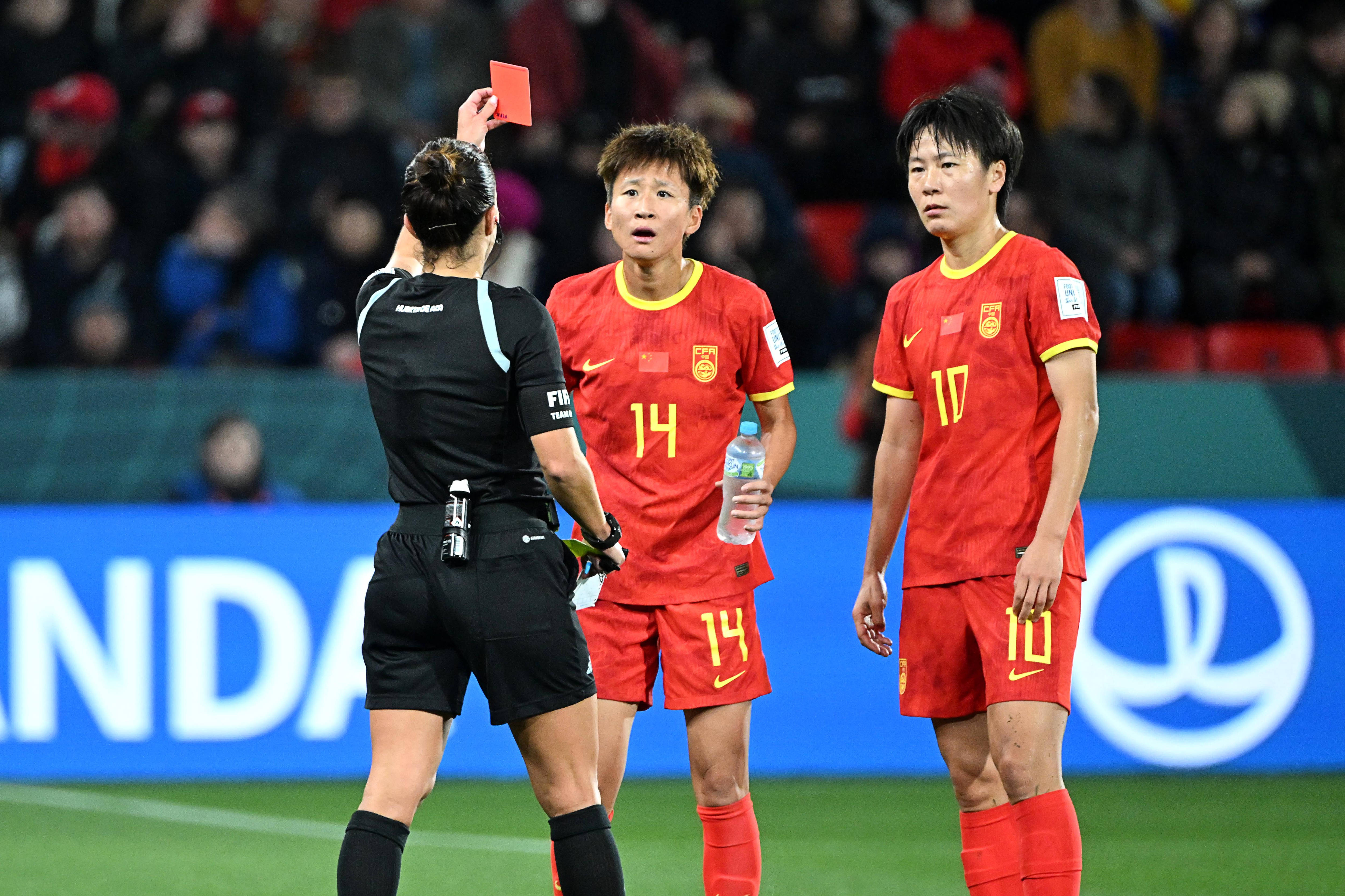 国际足坛女运动员在对决中展现出色风采的简单介绍