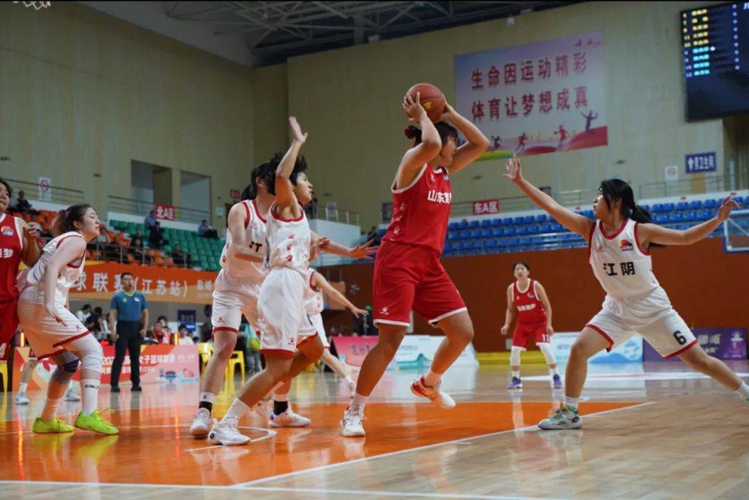 江苏女篮队员成功防守，为球队取胜做贡献